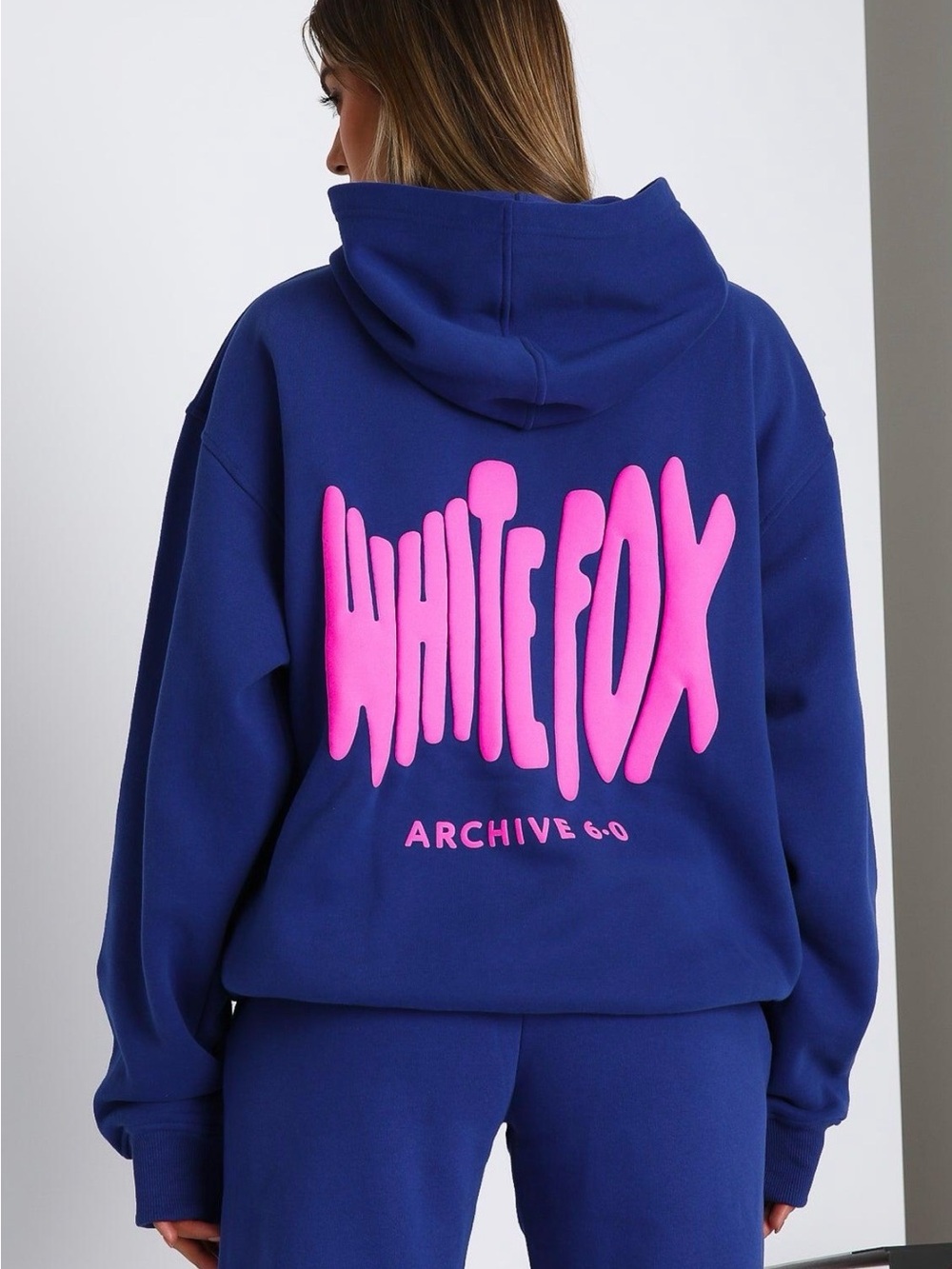White Fox Archive 6.0 Oversized Hoodie Sweatpants Set in Malibu with Pink Logo - Picture 3 of 12